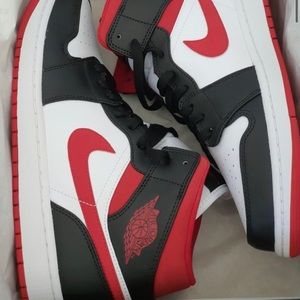 Air Jordan 1 Mid Gym Red